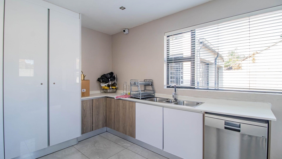 5 Bedroom Property for Sale in Lakefield Gauteng