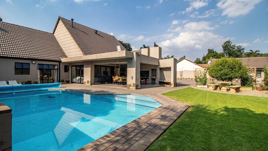 5 Bedroom Property for Sale in Lakefield Gauteng