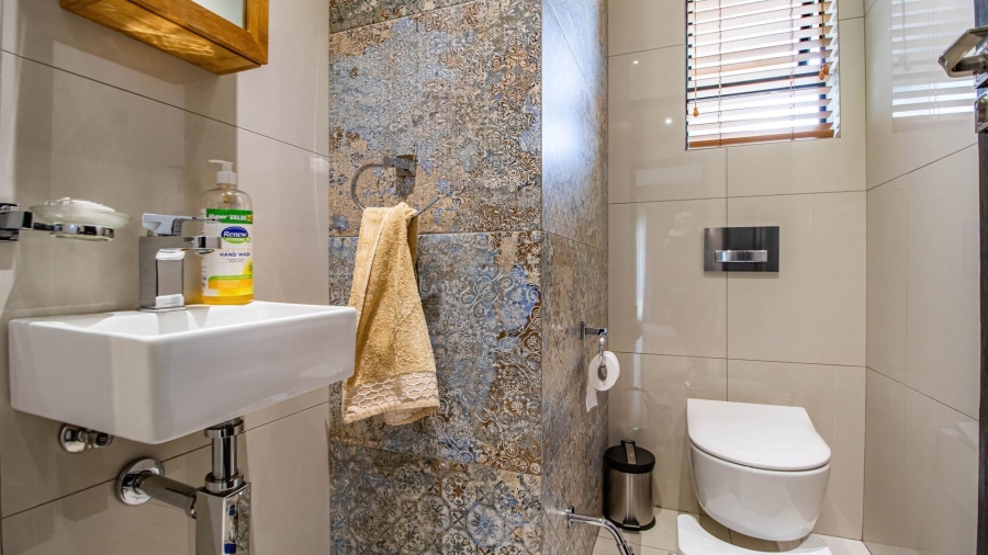 5 Bedroom Property for Sale in Lakefield Gauteng