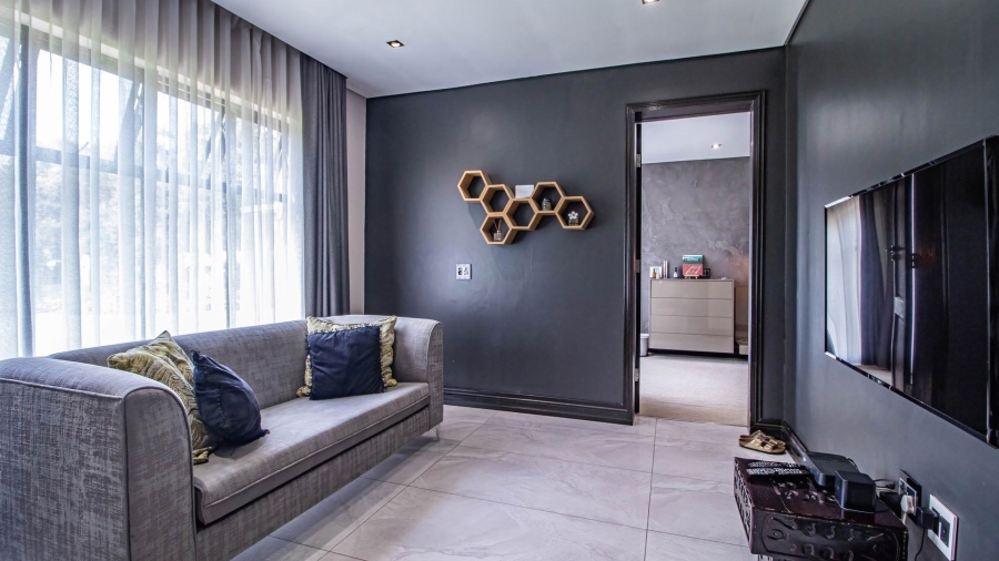 5 Bedroom Property for Sale in Lakefield Gauteng