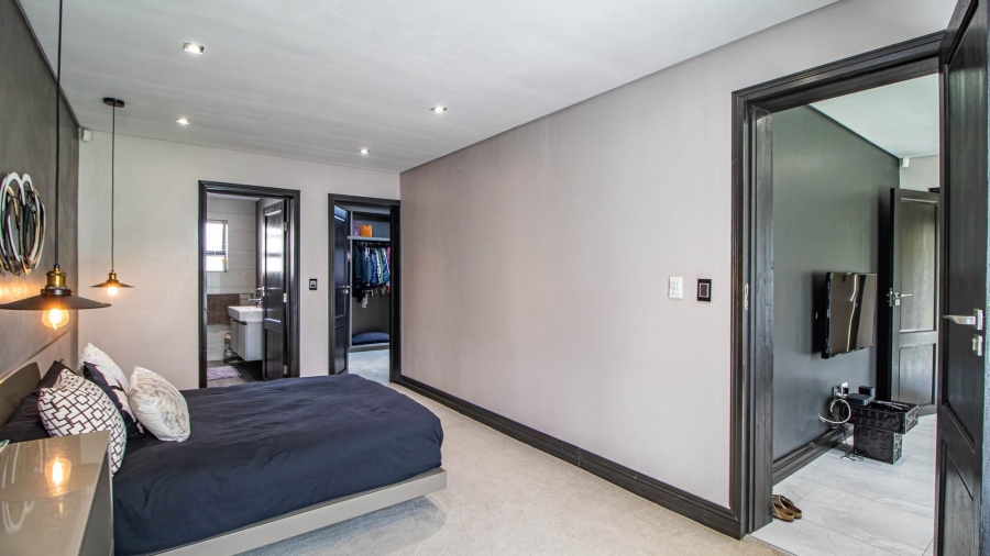 5 Bedroom Property for Sale in Lakefield Gauteng