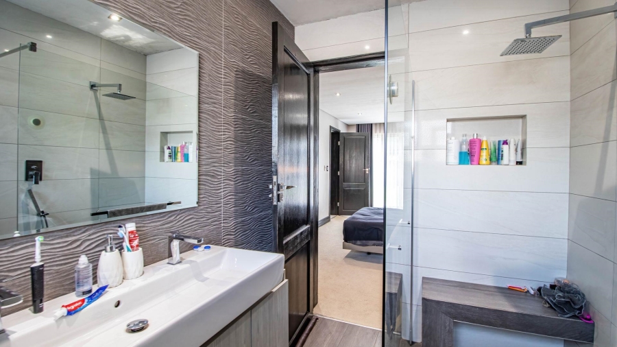 5 Bedroom Property for Sale in Lakefield Gauteng