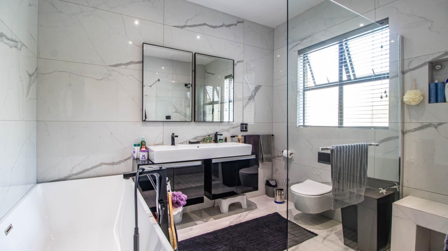 5 Bedroom Property for Sale in Lakefield Gauteng