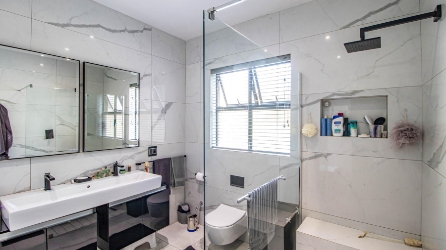 5 Bedroom Property for Sale in Lakefield Gauteng