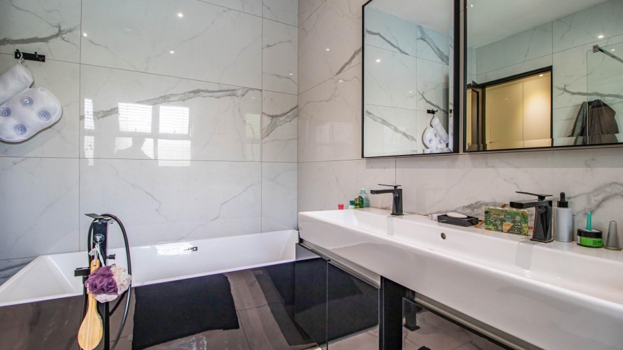 5 Bedroom Property for Sale in Lakefield Gauteng