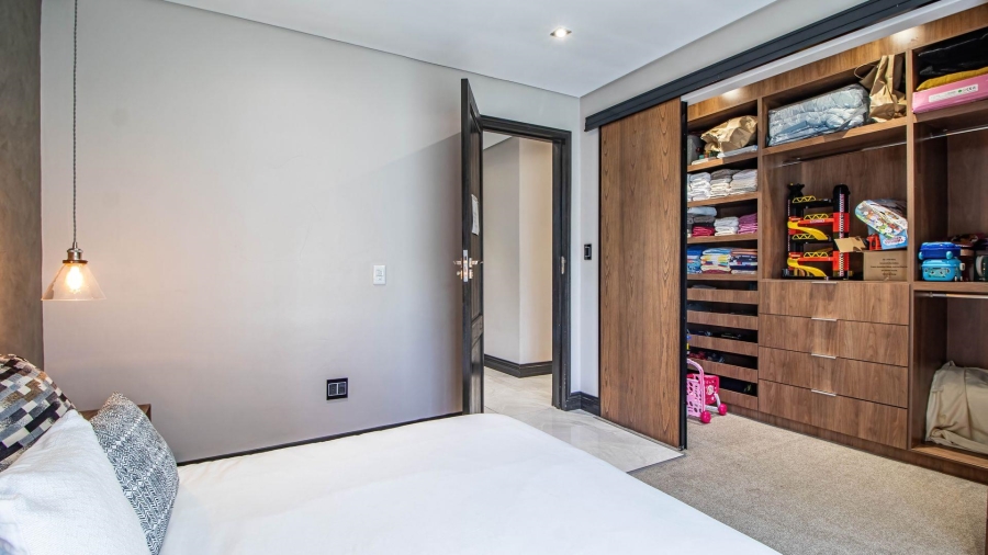 5 Bedroom Property for Sale in Lakefield Gauteng