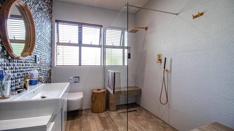 5 Bedroom Property for Sale in Lakefield Gauteng