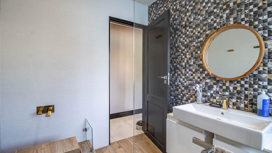 5 Bedroom Property for Sale in Lakefield Gauteng