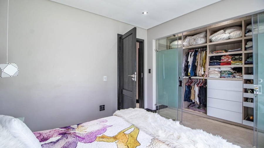 5 Bedroom Property for Sale in Lakefield Gauteng