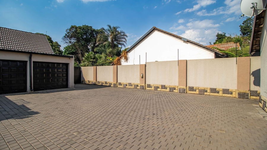 5 Bedroom Property for Sale in Lakefield Gauteng