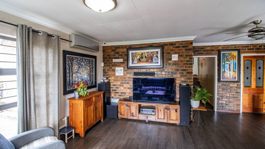 4 Bedroom Property for Sale in Vaaloewer Gauteng