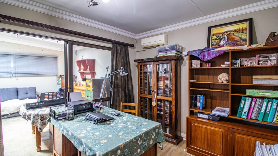 4 Bedroom Property for Sale in Vaaloewer Gauteng