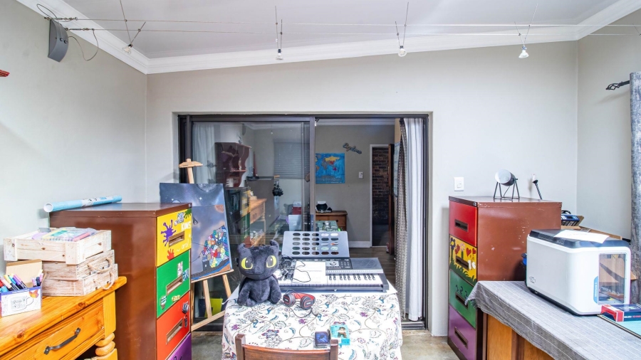 4 Bedroom Property for Sale in Vaaloewer Gauteng