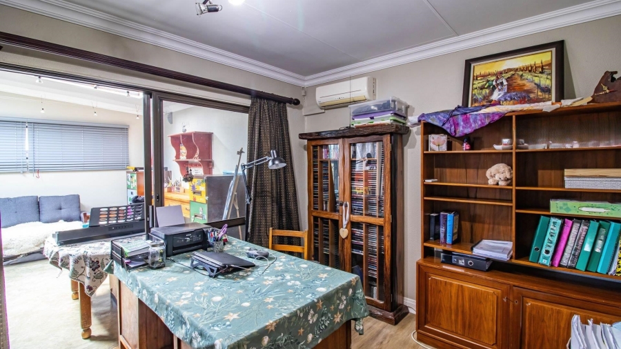 4 Bedroom Property for Sale in Vaaloewer Gauteng