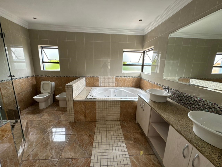 To Let 5 Bedroom Property for Rent in Rua Vista Gauteng