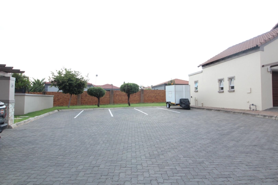 To Let 4 Bedroom Property for Rent in Blue Valley Golf Estate Gauteng