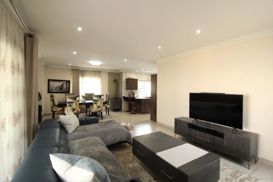 To Let 4 Bedroom Property for Rent in Blue Valley Golf Estate Gauteng