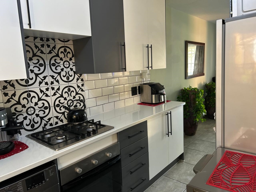 To Let 2 Bedroom Property for Rent in Faerie Glen Gauteng