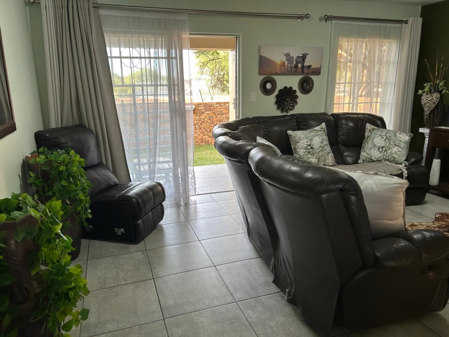 To Let 2 Bedroom Property for Rent in Faerie Glen Gauteng