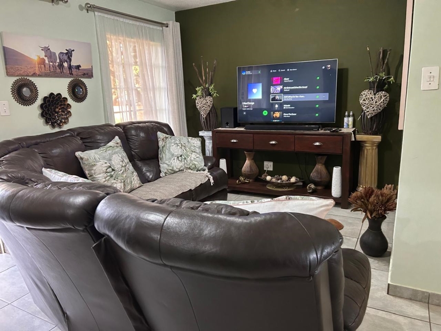 To Let 2 Bedroom Property for Rent in Faerie Glen Gauteng