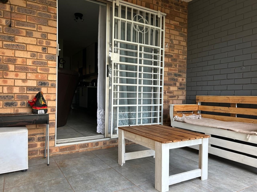 To Let 2 Bedroom Property for Rent in Faerie Glen Gauteng