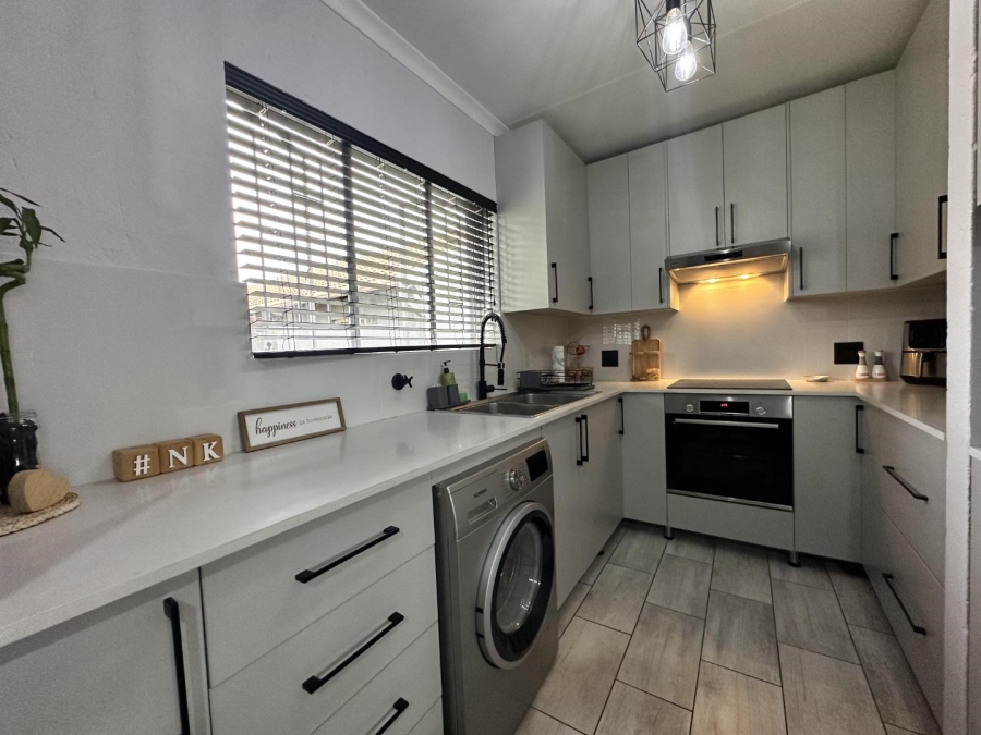 2 Bedroom Property for Sale in Greenstone Hill Gauteng