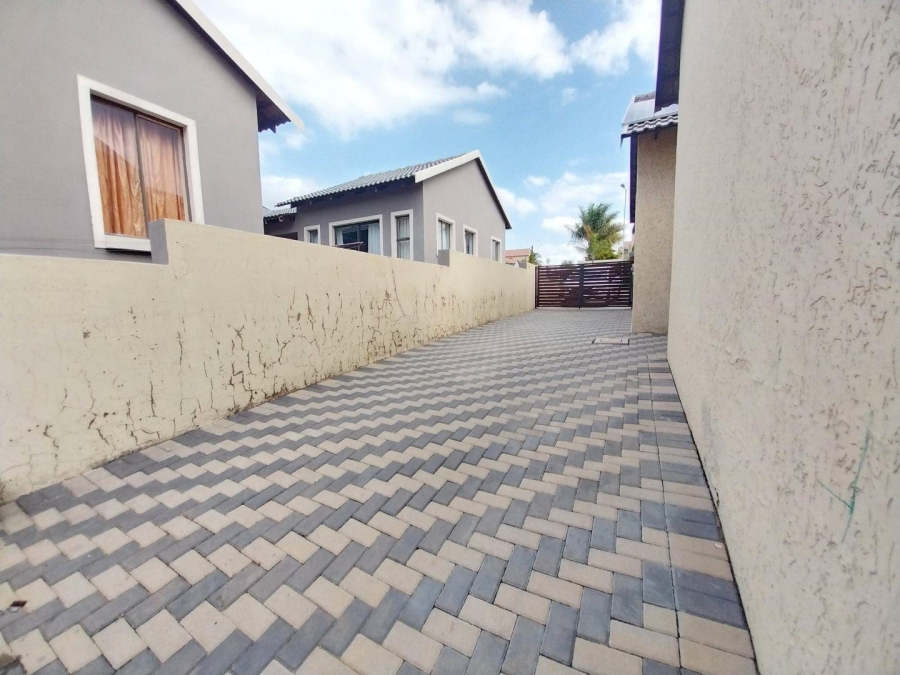 3 Bedroom Property for Sale in Kosmosdal Gauteng
