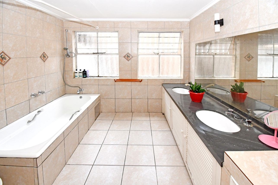 5 Bedroom Property for Sale in Bramley Park Gauteng