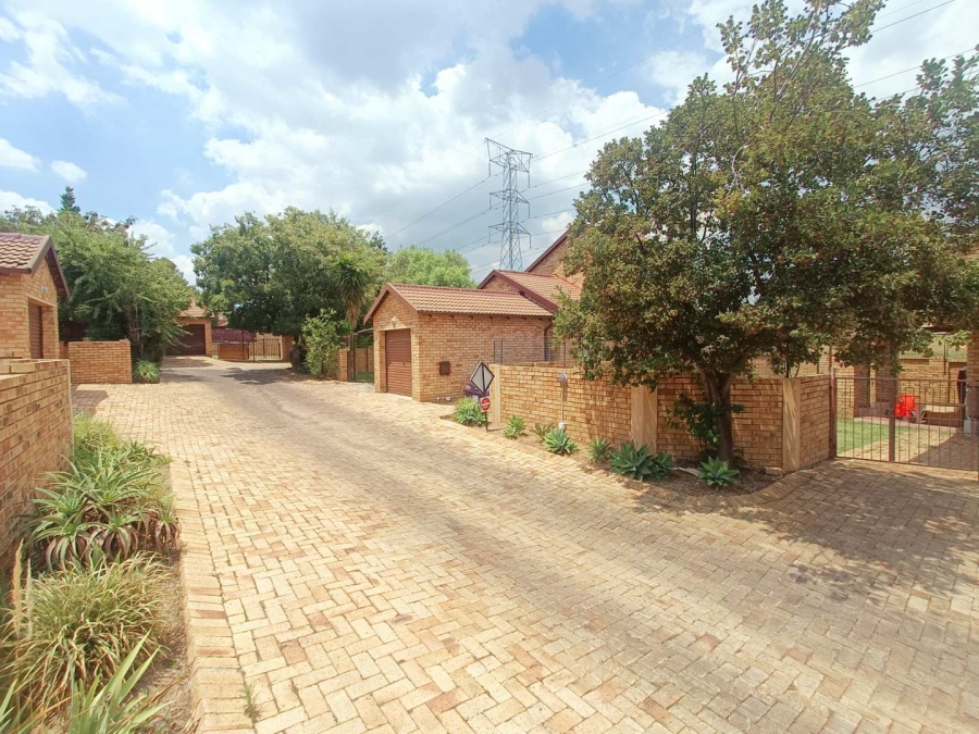 3 Bedroom Property for Sale in Rooihuiskraal Gauteng