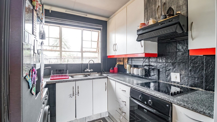 2 Bedroom Property for Sale in Lakefield Gauteng