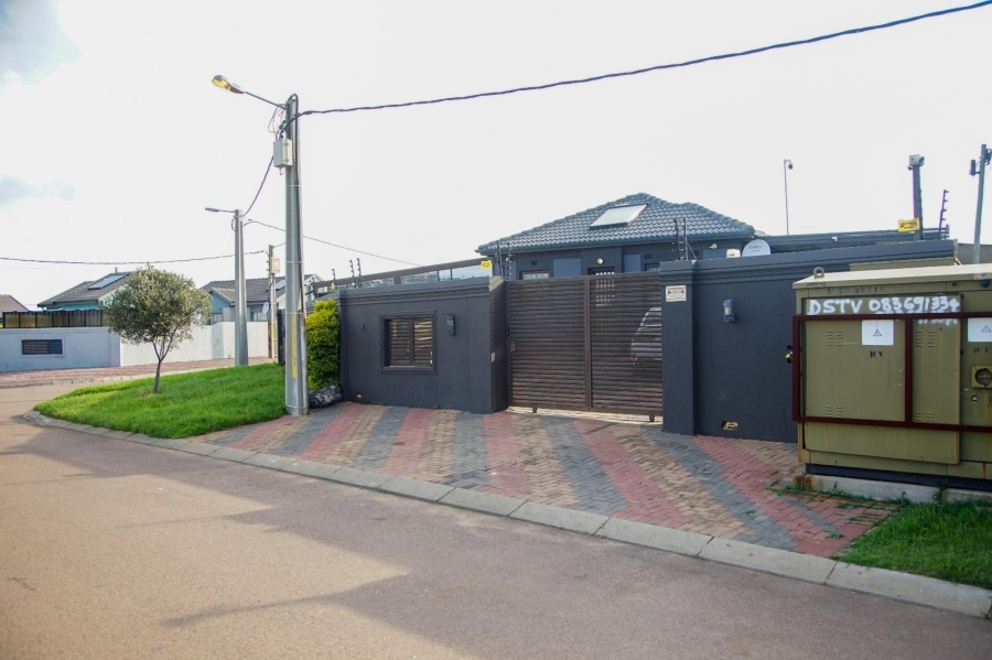 3 Bedroom Property for Sale in Witpoortjie Gauteng