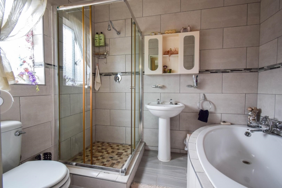 5 Bedroom Property for Sale in Magalieskruin Gauteng