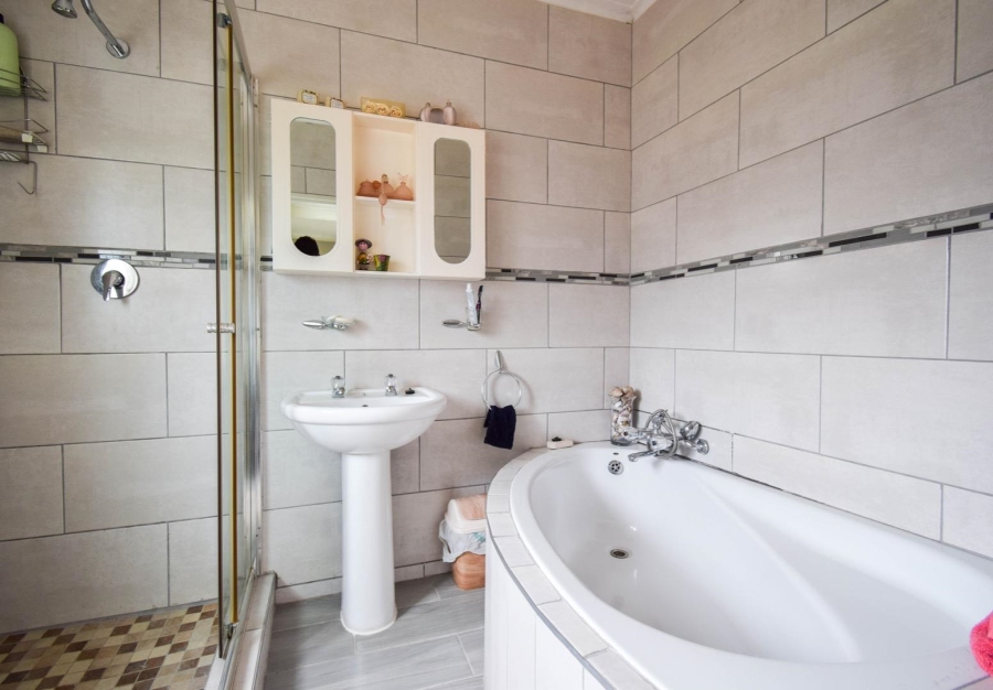 5 Bedroom Property for Sale in Magalieskruin Gauteng