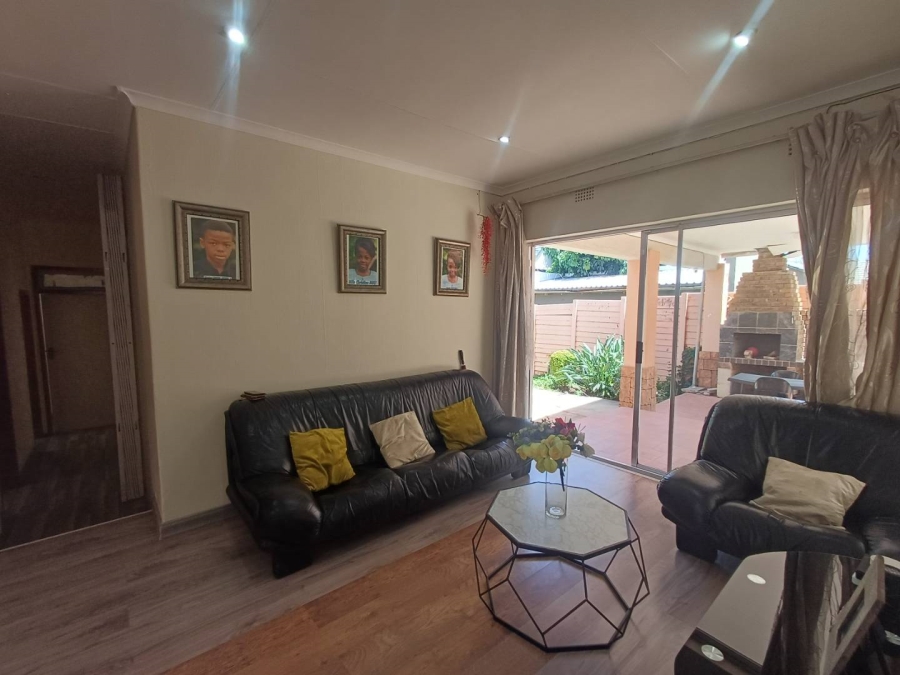 To Let 5 Bedroom Property for Rent in Buccleuch Gauteng