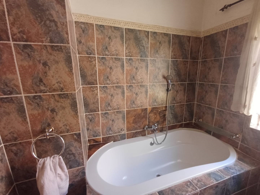 To Let 5 Bedroom Property for Rent in Buccleuch Gauteng