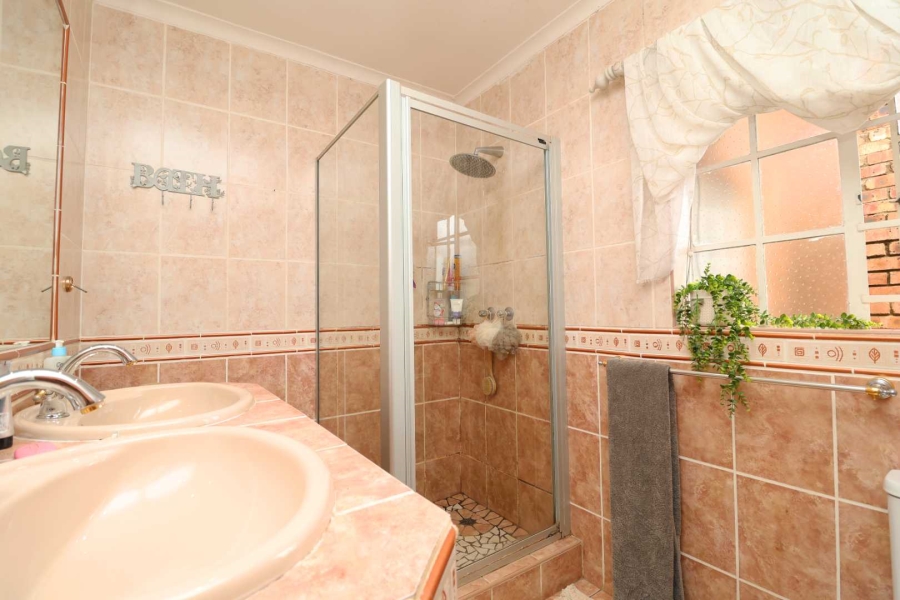 5 Bedroom Property for Sale in Greenhills Gauteng