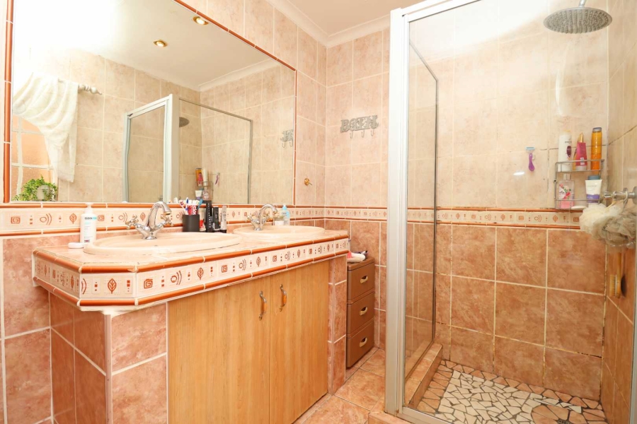 5 Bedroom Property for Sale in Greenhills Gauteng