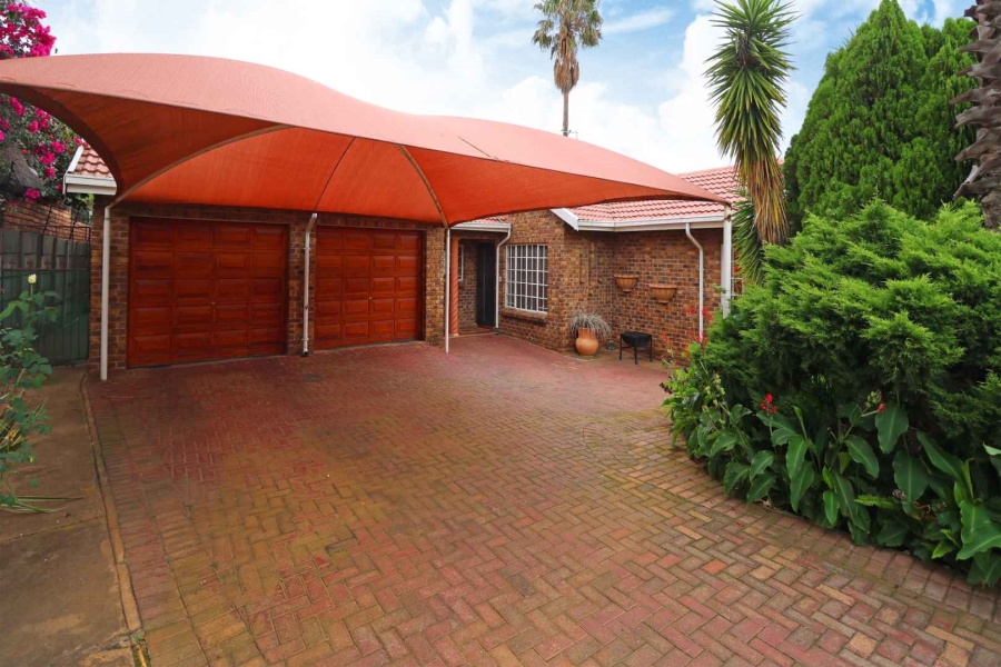 5 Bedroom Property for Sale in Greenhills Gauteng