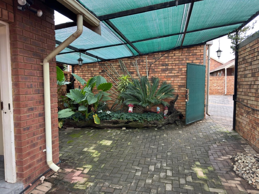 3 Bedroom Property for Sale in Die Hoewes Gauteng