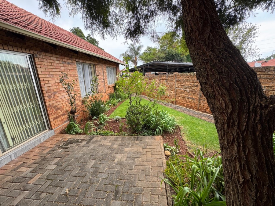 3 Bedroom Property for Sale in Die Hoewes Gauteng
