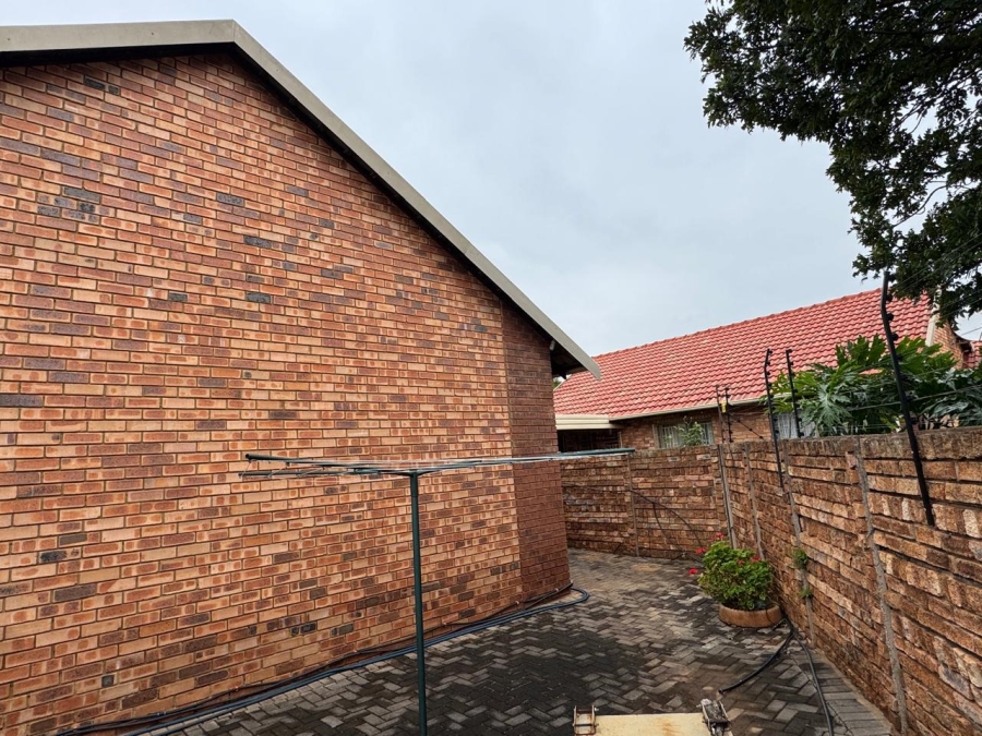 3 Bedroom Property for Sale in Die Hoewes Gauteng