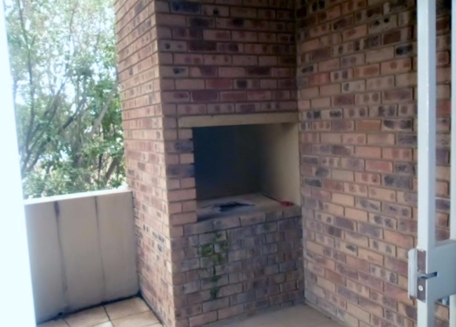 2 Bedroom Property for Sale in Die Hoewes Gauteng