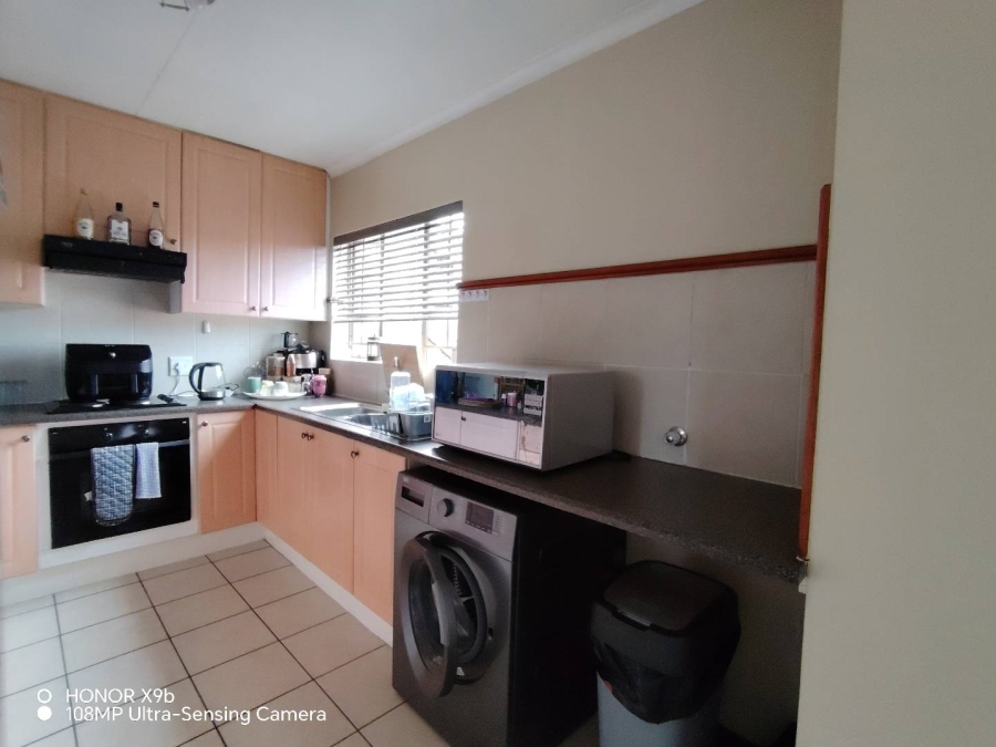 2 Bedroom Property for Sale in Die Hoewes Gauteng