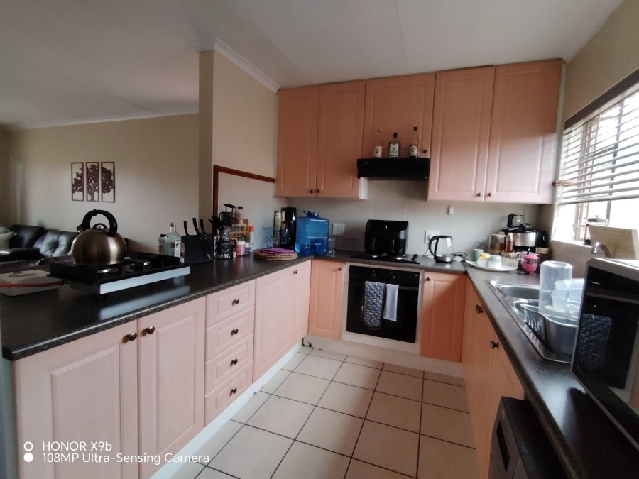 2 Bedroom Property for Sale in Die Hoewes Gauteng