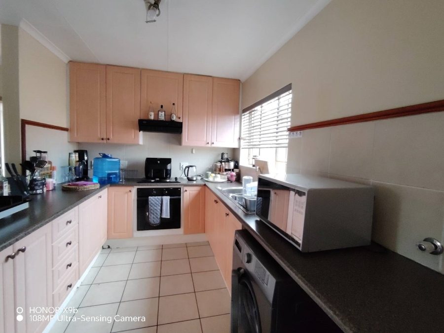 2 Bedroom Property for Sale in Die Hoewes Gauteng