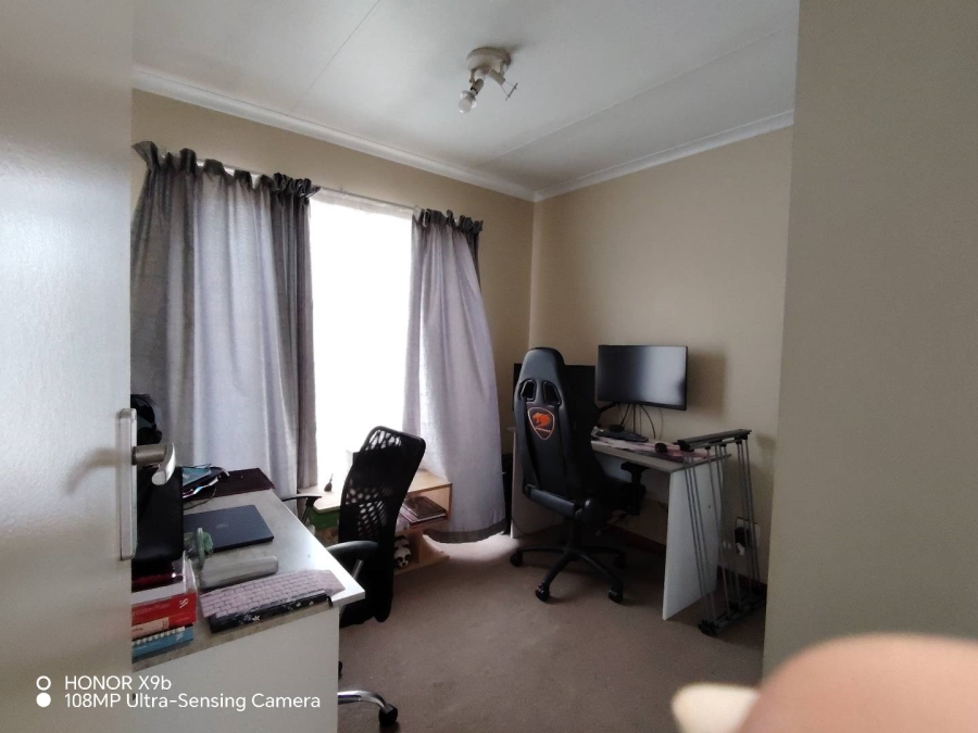 2 Bedroom Property for Sale in Die Hoewes Gauteng