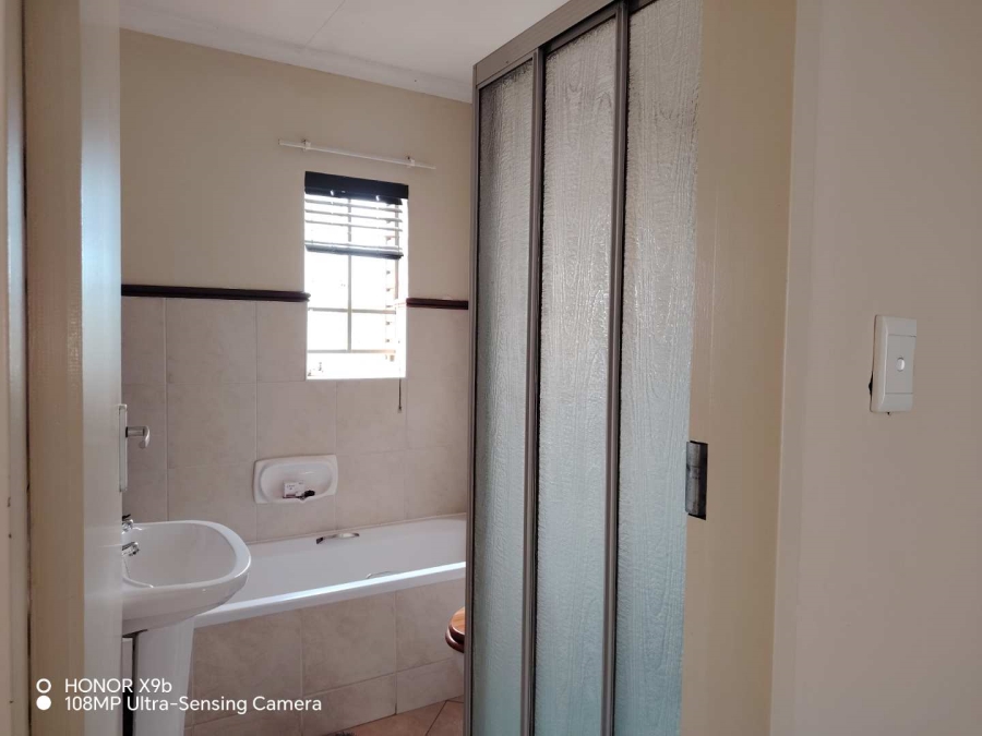 2 Bedroom Property for Sale in Die Hoewes Gauteng