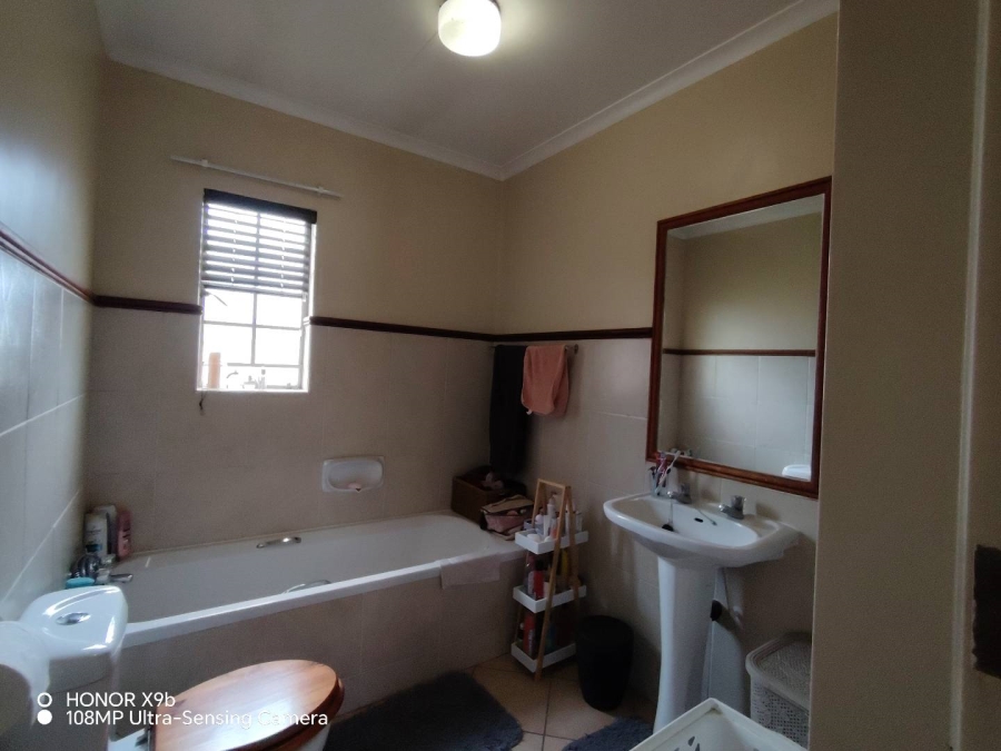 2 Bedroom Property for Sale in Die Hoewes Gauteng