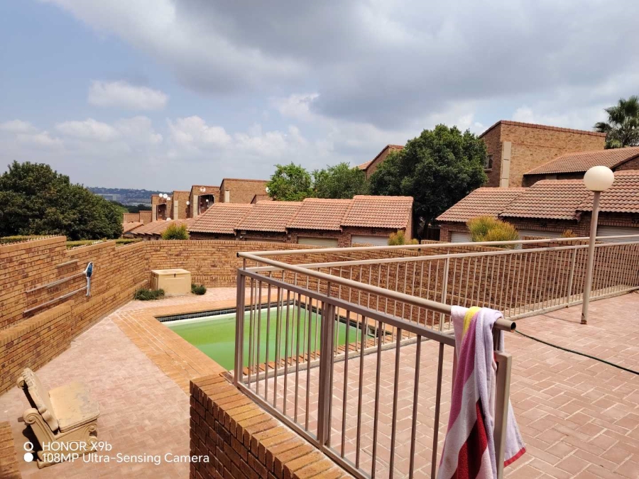 2 Bedroom Property for Sale in Die Hoewes Gauteng