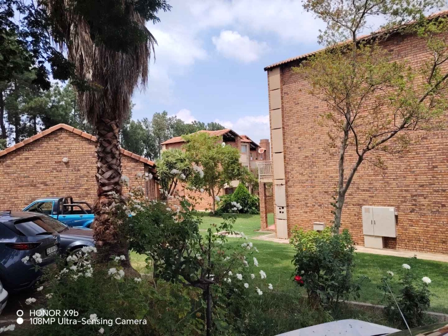 2 Bedroom Property for Sale in Die Hoewes Gauteng